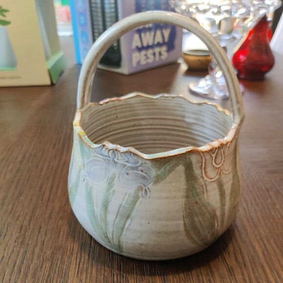 Art Pottery, Artist Signed by Priscilla Eggen, Handthrown Basket with flowers - Picture 6 of 8